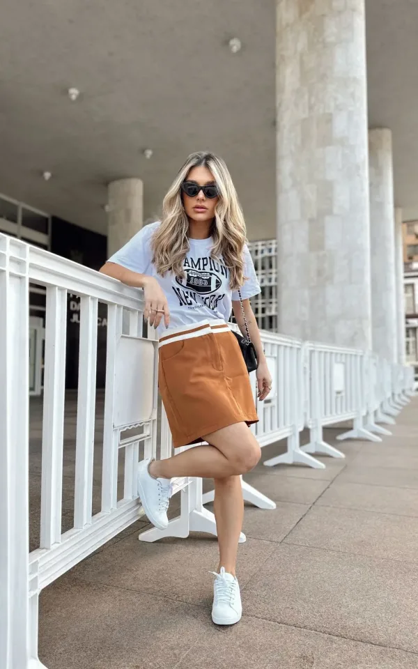 T-shirt feminina 100% Algodão, estampa FUTEBOL AMERICANO, estampa branca na peça de cor preta, rosa, laranja, esmeralda, cinza, mescla e vermelha, estampa preta básica na peça de cor areia, branca, combina com jeans, alfaiataria, perfeito para o dia a dia. Monte looks despojados e super confortáveis.
