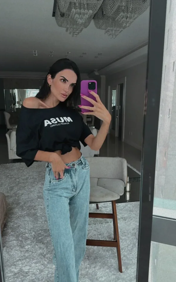 T-shirt feminina 100% Algodão Estampa, EU SOU, é a peça perfeita para um look estiloso, combina com jeans, alfaiataria, perfeito para o dia a dia. Monte looks despojados e super confortáveis.