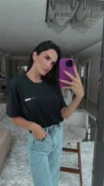 T-shirt feminina 100% Algodão Estampa CCRESPI ESTAMPA COR PRETO na peça branca, combina com jeans, alfaiataria, perfeita para o dia a dia. Monte looks despojados e super confortáveis.