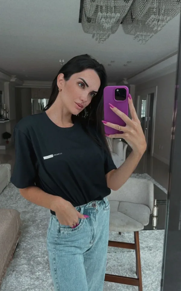 T-shirt feminina 100% Algodão Estampa CCRESPI ESTAMPA COR PRETO na peça branca, combina com jeans, alfaiataria, perfeita para o dia a dia. Monte looks despojados e super confortáveis.