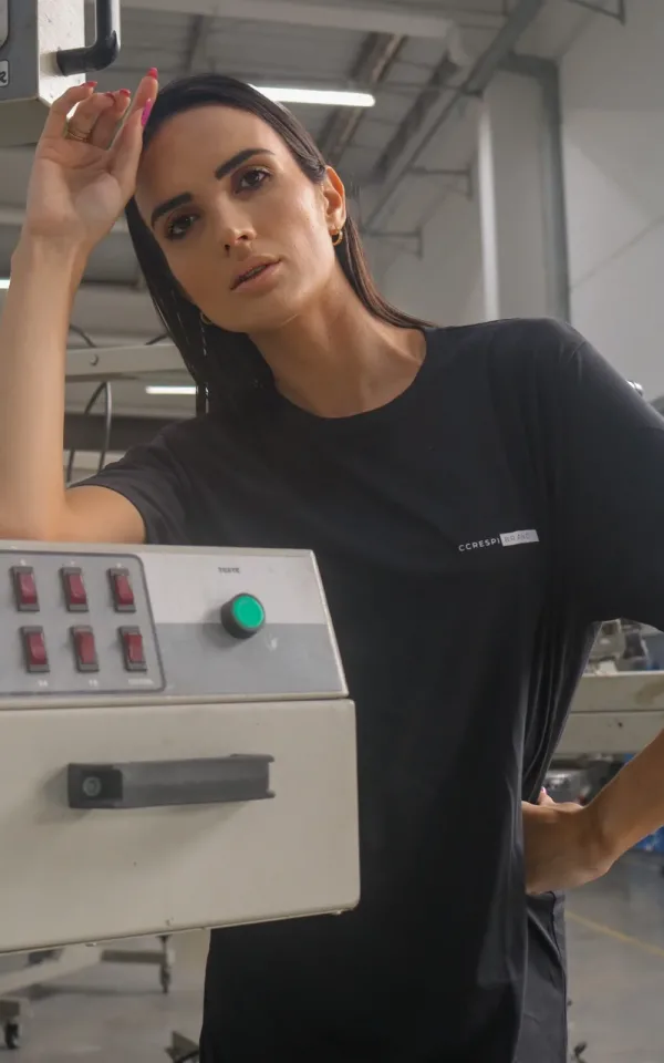 T-shirt feminina 100% Algodão Estampa CCRESPI ESTAMPA COR PRETO na peça branca, combina com jeans, alfaiataria, perfeita para o dia a dia. Monte looks despojados e super confortáveis.
