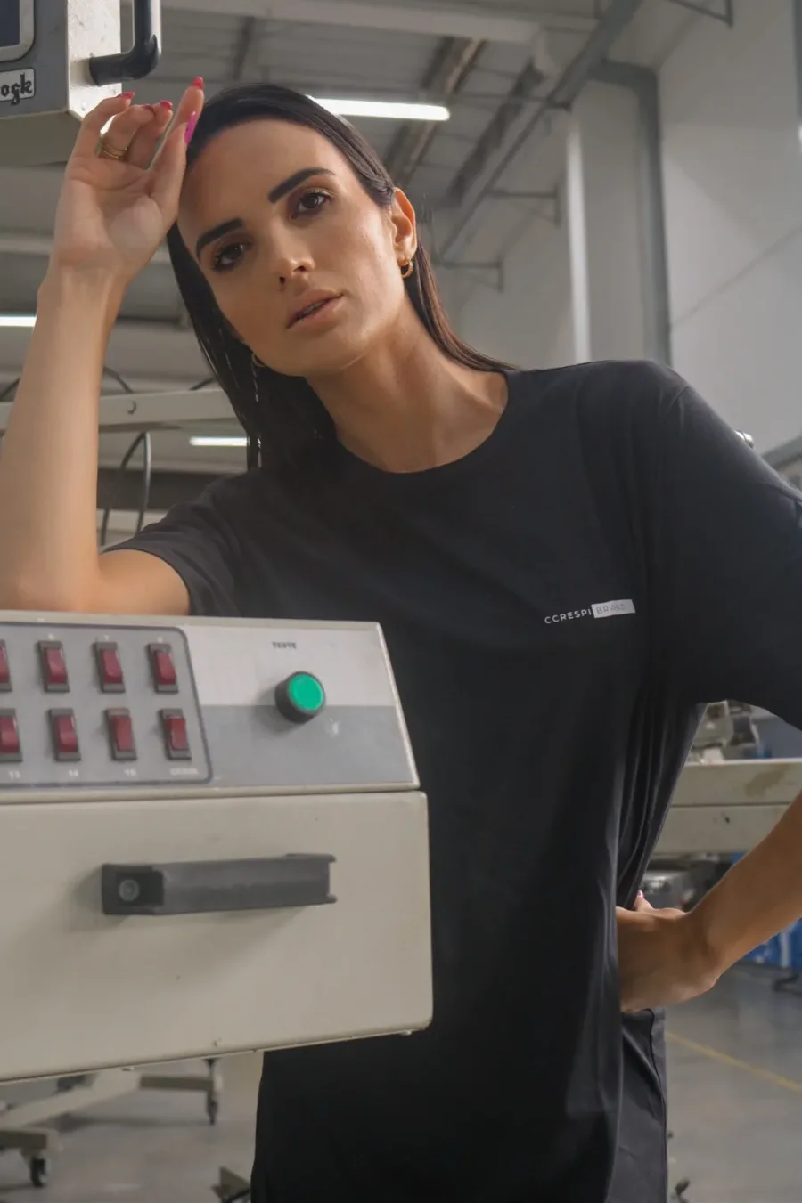 T-shirt feminina 100% Algodão Estampa CCRESPI ESTAMPA COR PRETO na peça branca, combina com jeans, alfaiataria, perfeita para o dia a dia. Monte looks despojados e super confortáveis.