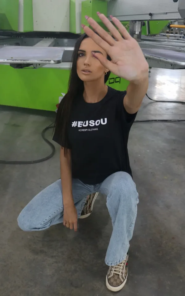 T-shirt feminina 100% Algodão Estampa, EU SOU, é a peça perfeita para um look estiloso, combina com jeans, alfaiataria, perfeito para o dia a dia. Monte looks despojados e super confortáveis.