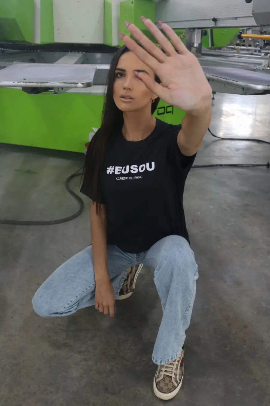 T-shirt feminina 100% Algodão Estampa, EU SOU, é a peça perfeita para um look estiloso, combina com jeans, alfaiataria, perfeito para o dia a dia. Monte looks despojados e super confortáveis.