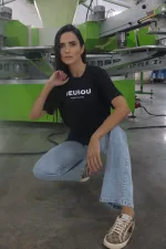T-shirt feminina 100% Algodão Estampa, EU SOU, é a peça perfeita para um look estiloso, combina com jeans, alfaiataria, perfeito para o dia a dia. Monte looks despojados e super confortáveis.