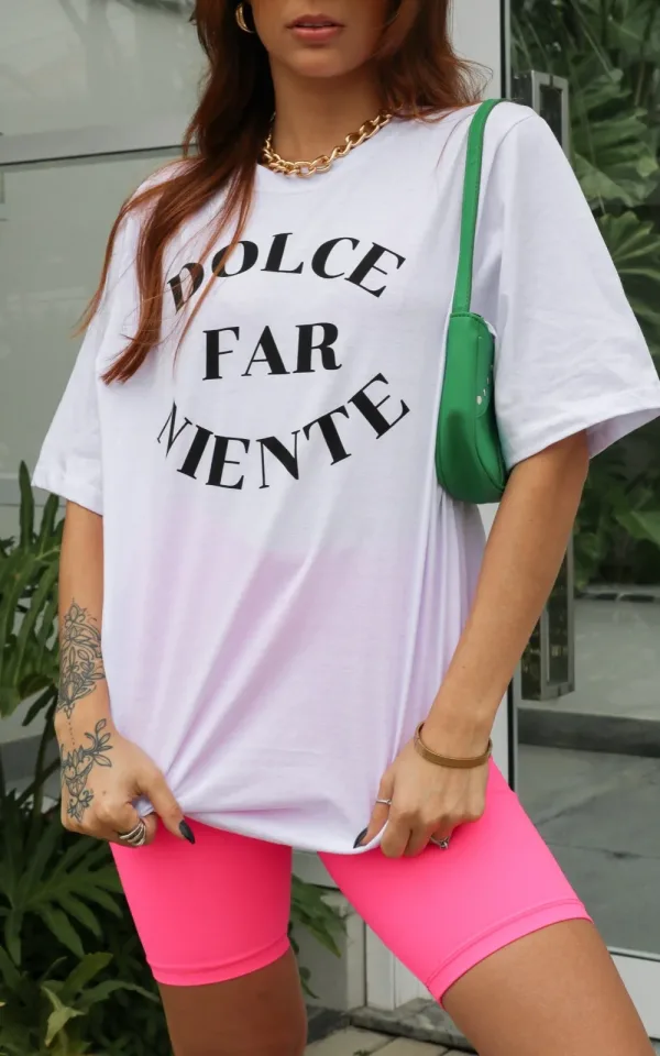 T-shirt feminina 100% Algodão, Estampa Dolce far niente, estampa branca na peça de cor preta, rosa, laranja, esmeralda, cinza, mescla e vermelha, estampa preta básica na peça de cor areia, branca, combina com jeans, alfaiataria, perfeito para o dia a dia. Monte looks despojados e super confortáveis.
