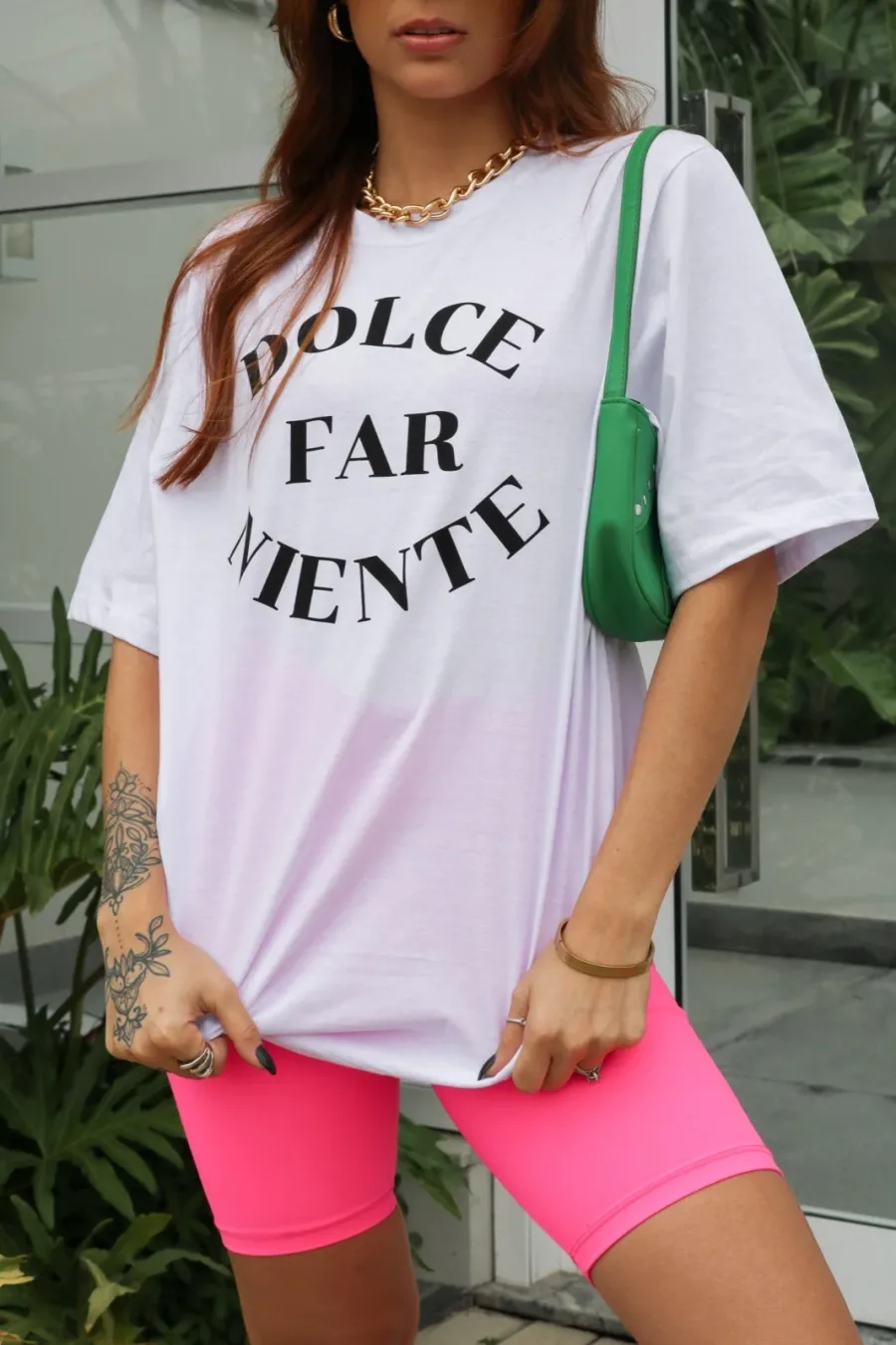 T-shirt feminina 100% Algodão, Estampa Dolce far niente, estampa branca na peça de cor preta, rosa, laranja, esmeralda, cinza, mescla e vermelha, estampa preta básica na peça de cor areia, branca, combina com jeans, alfaiataria, perfeito para o dia a dia. Monte looks despojados e super confortáveis.