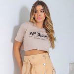Cropped Feminino 100% Algodão Aprecie Este Espetáculo preto em todas as variações de cores é a peça perfeita para um look estiloso e de carnaval. Perfeito para festas, sociais entre as amigas, rolês, saidinhas, happy hour, aquele cropped que não falta no carnaval das bloggers.