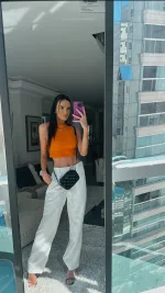 Cropped feminino, tendência em canelado liso, é a peça perfeita para um look estiloso, combina com jeans, alfaiataria, saias.