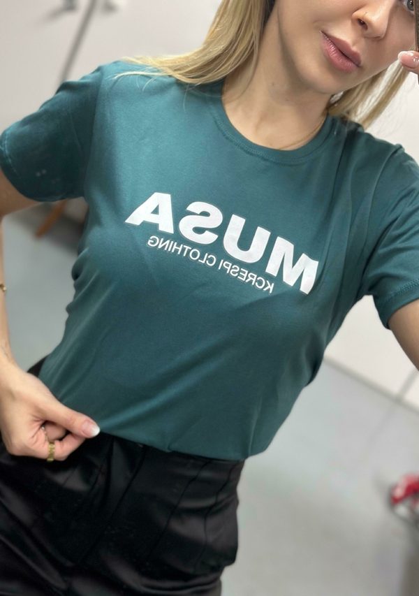 T-Shirt Feminina 100% Algodão Estampa Musa branco nas pecas: vermelho, esmeralda, preto, laranja, e cinza, estampa preto na peça branca e bege, é a peça perfeita para um look estiloso, gringo, diferente, jovem, in, versátil, trend, combina com jeans, alfaiataria, perfeito para o dia a dia e despojado para usar a noite. Monte Looks despojados e super confortáveis.