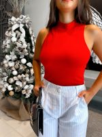 Body Feminino com Gola Tendência Rê  pespontada é a peça perfeita para um look estiloso, despojado, gringo. Combina com jeans, alfaiataria, shorts, calça pantalona, skinny.