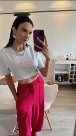 T-Shirt Feminina 100% Algodão Estampa Malibu Barbie para um look estiloso, gringo, diferente, jovem, in, versátil, trend, combina com jeans, alfaiataria, perfeito para o dia a dia e despojado para usar à noite. Monte looks despojados e super confortáveis.