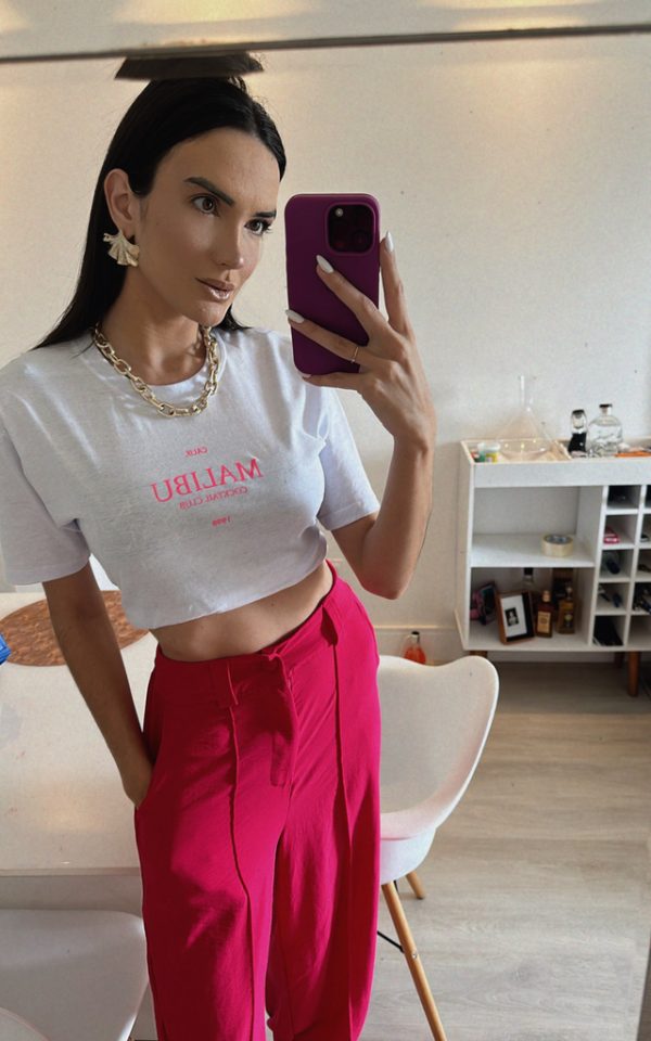 T-Shirt Feminina 100% Algodão Estampa Malibu Barbie para um look estiloso, gringo, diferente, jovem, in, versátil, trend, combina com jeans, alfaiataria, perfeito para o dia a dia e despojado para usar à noite. Monte looks despojados e super confortáveis.