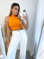 Cropped feminino, tendência em canelado liso, é a peça perfeita para um look estiloso, combina com jeans, alfaiataria, saias.