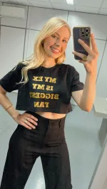 Cropped Feminino 100% Algodão Meu ex é o meu maior fã. A estampa metalizada dourada em todas as variações de cores é a peça perfeita para um look estiloso, combina com jeans, alfaiataria, perfeita para o dia a dia. Monte Looks despojados e super confortáveis.