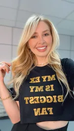 Cropped Feminino 100% Algodão Meu ex é o meu maior fã. A estampa metalizada dourada em todas as variações de cores é a peça perfeita para um look estiloso, combina com jeans, alfaiataria, perfeita para o dia a dia. Monte Looks despojados e super confortáveis.