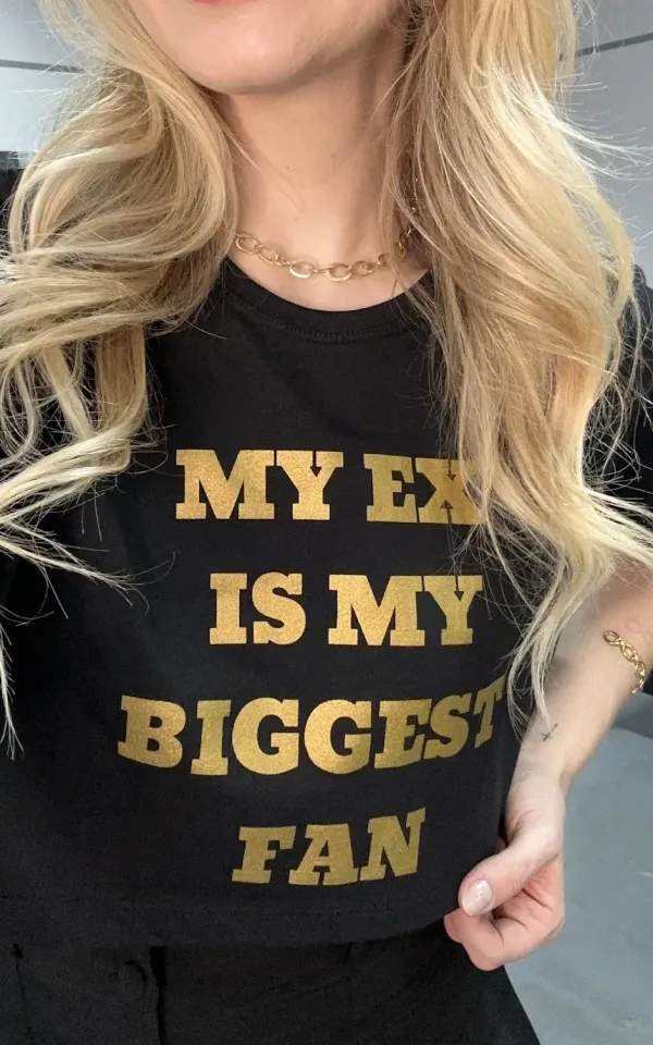 Cropped Feminino 100% Algodão Meu ex é o meu maior fã. A estampa metalizada dourada em todas as variações de cores é a peça perfeita para um look estiloso, combina com jeans, alfaiataria, perfeita para o dia a dia. Monte Looks despojados e super confortáveis.