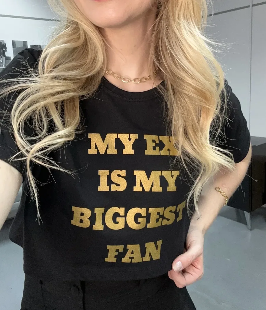 Cropped Feminino 100% Algodão Meu ex é o meu maior fã. A estampa metalizada dourada em todas as variações de cores é a peça perfeita para um look estiloso, combina com jeans, alfaiataria, perfeita para o dia a dia. Monte Looks despojados e super confortáveis.