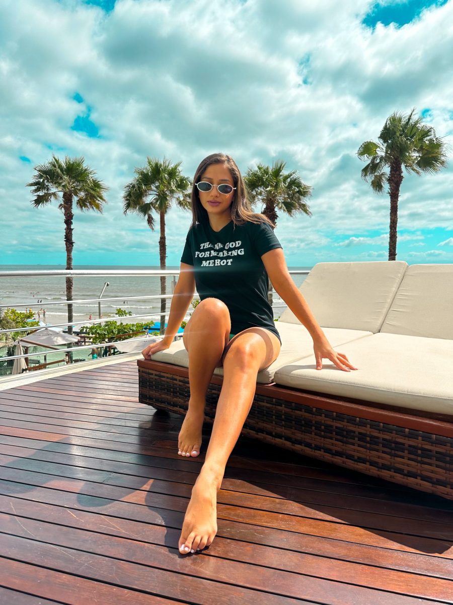 T-shirt feminina 100% Algodão "Obrigada Deus por ter me feito uma grande gostosa" Estampa diferenciada em metalizado prata seguindo a mesma estampa em todas as variações de cores de peças. É a peça perfeita para um look estiloso, combina com jeans, alfaiataria, perfeita para o dia a dia. Monte Looks despojados e super confortáveis.