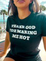 T-shirt feminina 100% Algodão "Obrigada Deus por ter me feito uma grande gostosa" Estampa diferenciada em metalizado prata seguindo a mesma estampa em todas as variações de cores de peças. É a peça perfeita para um look estiloso, combina com jeans, alfaiataria, perfeita para o dia a dia. Monte Looks despojados e super confortáveis.