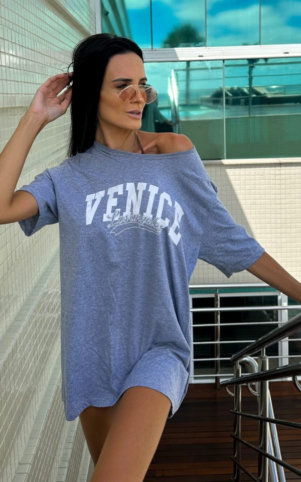 T-shirt feminina 100% Algodão Estampa Venice estampa branca nas cores de peças: preto, cinza, vermelho, esmeralda, rosa e laranja, estampa preta nas peças: Branco e Areia, é a peça perfeita para um look estiloso, combina com jeans, alfaiataria, perfeito para o dia a dia. Monte Looks despojados e super confortáveis.