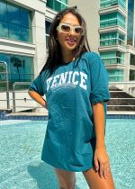 T-shirt feminina 100% Algodão Estampa Venice, é a peça perfeita para um look estiloso, combina com jeans, alfaiataria, perfeito para o dia a dia. Monte Looks despojados e super confortáveis.