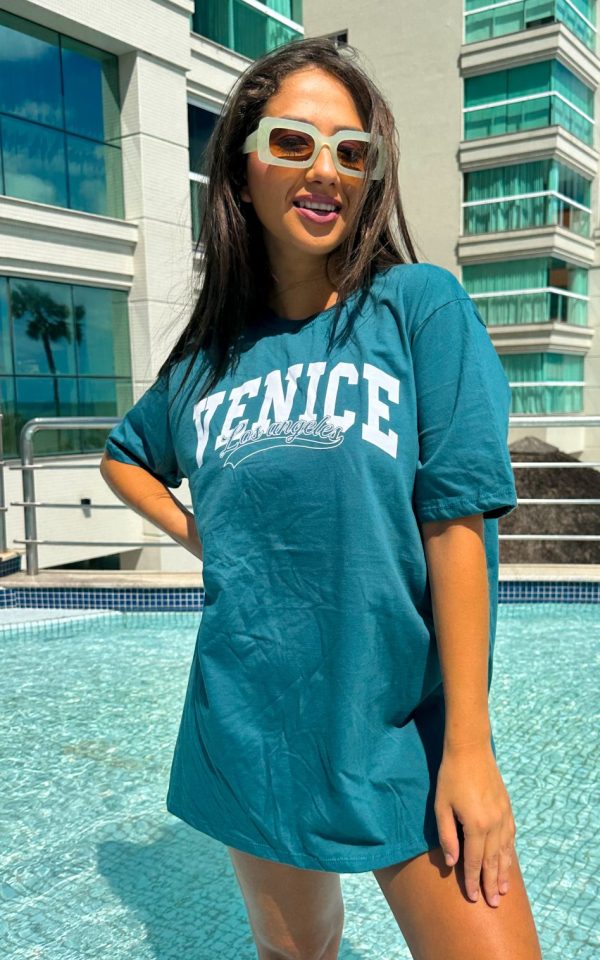 T-shirt feminina 100% Algodão Estampa Venice, é a peça perfeita para um look estiloso, combina com jeans, alfaiataria, perfeito para o dia a dia. Monte Looks despojados e super confortáveis.