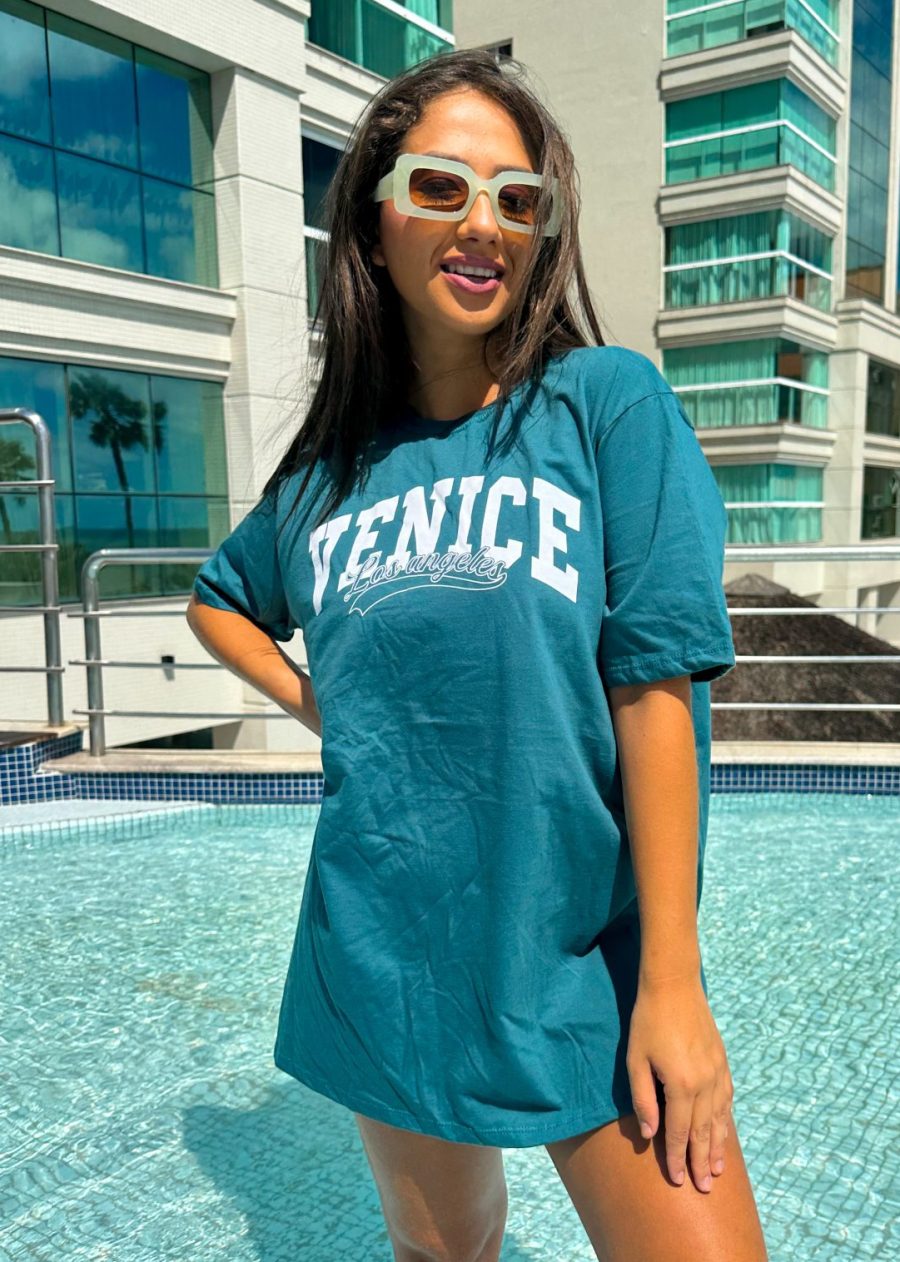 T-shirt feminina 100% Algodão Estampa Venice, é a peça perfeita para um look estiloso, combina com jeans, alfaiataria, perfeito para o dia a dia. Monte Looks despojados e super confortáveis.