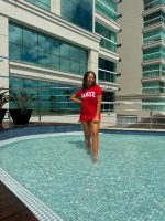T-shirt feminina 100% Algodão Estampa Venice, é a peça perfeita para um look estiloso, combina com jeans, alfaiataria, perfeito para o dia a dia. Monte Looks despojados e super confortáveis.