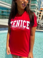 T-shirt feminina 100% Algodão Estampa Venice, é a peça perfeita para um look estiloso, combina com jeans, alfaiataria, perfeito para o dia a dia. Monte Looks despojados e super confortáveis.
