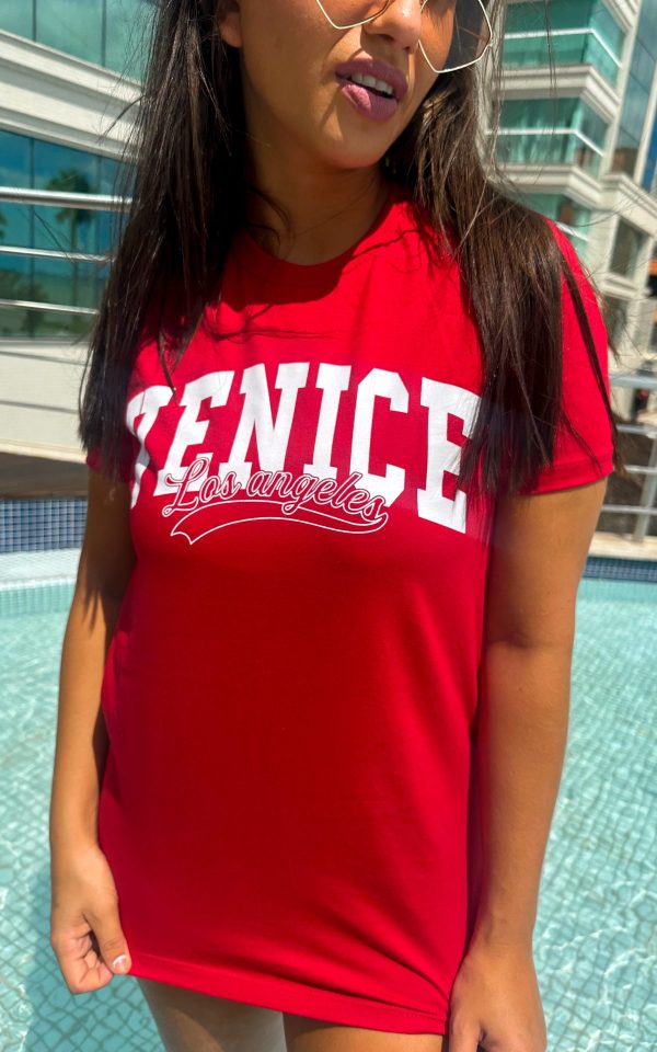 T-shirt feminina 100% Algodão Estampa Venice, é a peça perfeita para um look estiloso, combina com jeans, alfaiataria, perfeito para o dia a dia. Monte Looks despojados e super confortáveis.