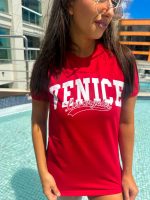 T-shirt feminina 100% Algodão Estampa Venice, é a peça perfeita para um look estiloso, combina com jeans, alfaiataria, perfeito para o dia a dia. Monte Looks despojados e super confortáveis.