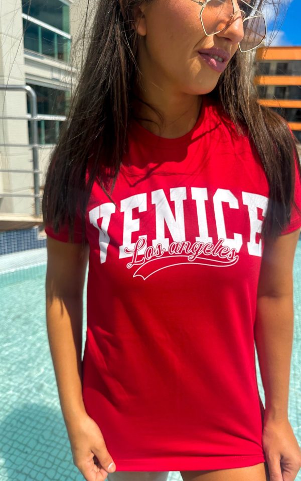 T-shirt feminina 100% Algodão Estampa Venice, é a peça perfeita para um look estiloso, combina com jeans, alfaiataria, perfeito para o dia a dia. Monte Looks despojados e super confortáveis.