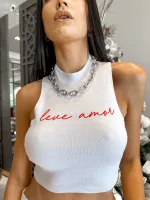 Cropped feminino tendência em canelado Leve Amor estampa vermelho, super estiloso, perfeito para usar com jeans, alfaiataria, shorts, saia midi, o mais desejado do momento pelas gringas e bloggers, super usado em várias ocasiões, seja para uma voltinha no cinema com as amigas, shopping, ida à praia ou um happy hour para um lookito da noite estiloso.