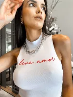 Cropped feminino tendência em canelado Leve Amor estampa vermelho, super estiloso, perfeito para usar com jeans, alfaiataria, shorts, saia midi, o mais desejado do momento pelas gringas e bloggers, super usado em várias ocasiões, seja para uma voltinha no cinema com as amigas, shopping, ida à praia ou um happy hour para um lookito da noite estiloso.