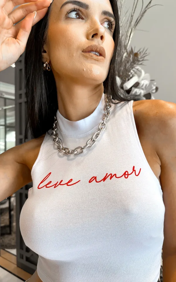 Cropped feminino tendência em canelado Leve Amor estampa vermelho, super estiloso, perfeito para usar com jeans, alfaiataria, shorts, saia midi, o mais desejado do momento pelas gringas e bloggers, super usado em várias ocasiões, seja para uma voltinha no cinema com as amigas, shopping, ida à praia ou um happy hour para um lookito da noite estiloso.