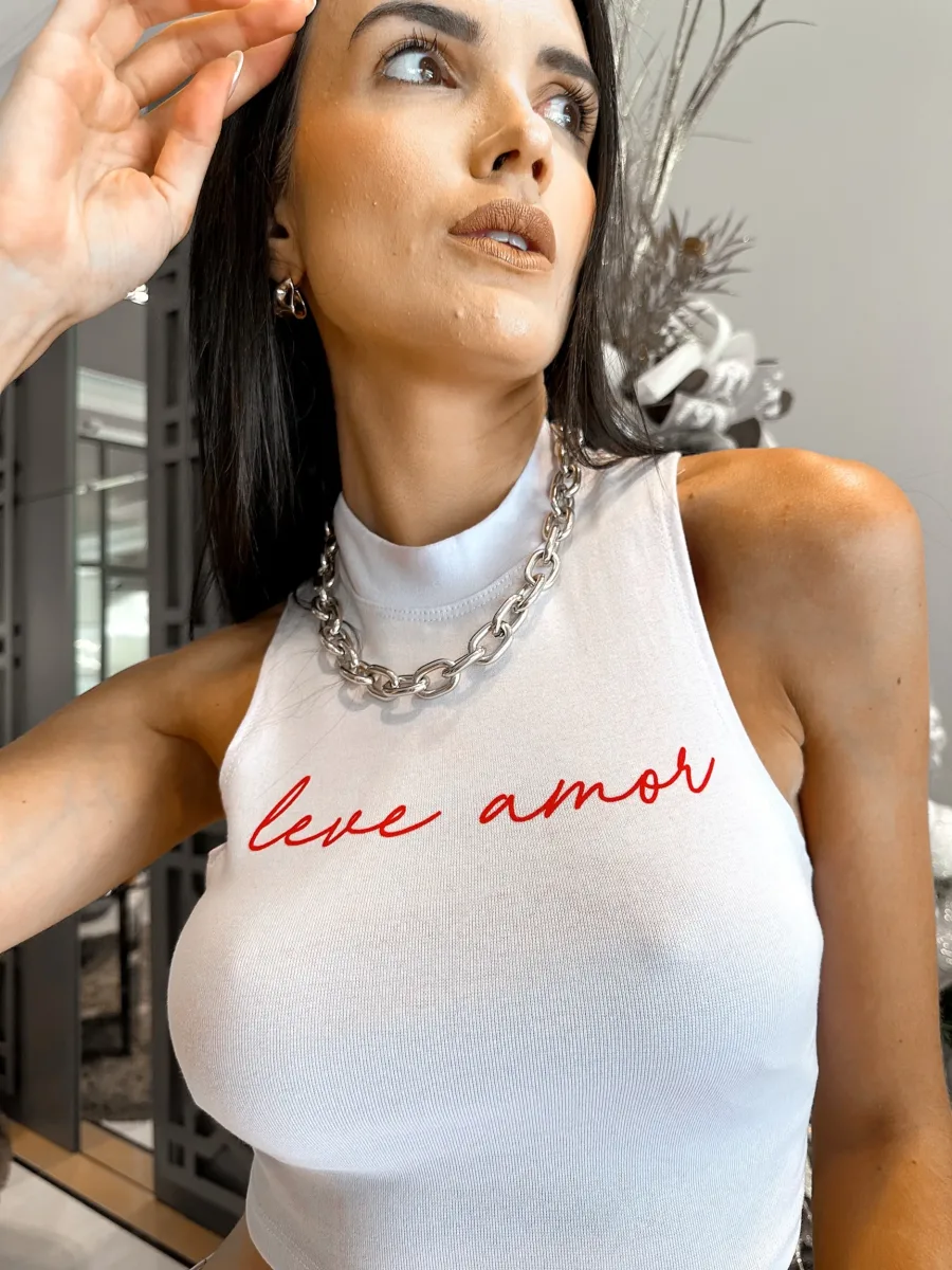 Cropped feminino tendência em canelado Leve Amor estampa vermelho, super estiloso, perfeito para usar com jeans, alfaiataria, shorts, saia midi, o mais desejado do momento pelas gringas e bloggers, super usado em várias ocasiões, seja para uma voltinha no cinema com as amigas, shopping, ida à praia ou um happy hour para um lookito da noite estiloso.