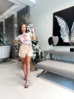 T-shirt feminina 100% Algodão Estampa Te desejo brilho nos olhos, estampa vermelha nas variações: areia, mescla, branco e rosa, estampa branca na peça: vermelho, esmeralda e laranja, estampa preta na peça: areia e branca, combina com jeans, alfaiataria, perfeito para o dia a dia. Monte looks despojados e super confortáveis.