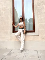 Cropped feminino tendência em canelado Fresh metalizado dourado minimalista, super estiloso, perfeito para usar com jeans, alfaiataria, shorts, saia midi, o mais desejado do momento pelas gringas e bloggers, super usado em várias ocasiões, seja para uma voltinha no cinema com as amigas, shopping, ida à praia ou um happy hour para um lookito da noite estiloso.