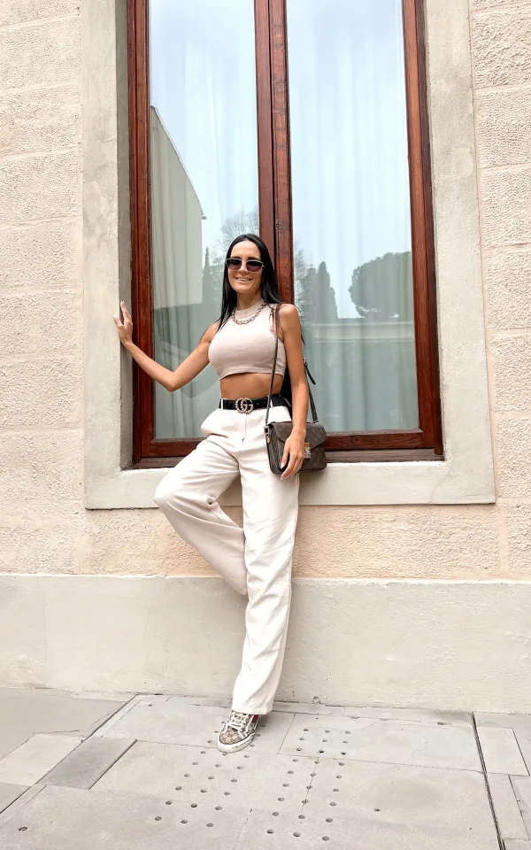 Cropped feminino tendência em canelado Fresh metalizado dourado minimalista, super estiloso, perfeito para usar com jeans, alfaiataria, shorts, saia midi, o mais desejado do momento pelas gringas e bloggers, super usado em várias ocasiões, seja para uma voltinha no cinema com as amigas, shopping, ida à praia ou um happy hour para um lookito da noite estiloso.