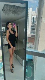 Macaquinho Fernanda feminino canelado preto básico perfeito para usar com blazer para looks noite ou eventos, ir ao shopping com as amigas, cinema, clube, academia, ou para usar na sua rotina de exercícios, academia e demais com tênis ou rasteira.