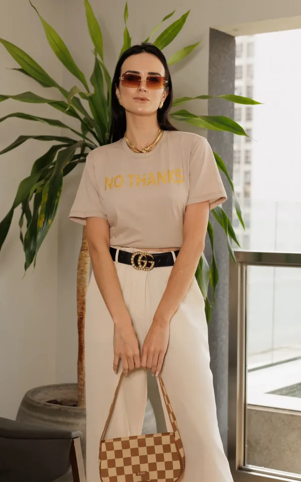 T-shirt feminina 100% Algodão No Thanks, estampa metalizada dourada em todas as variações de cores de peças, é a peça perfeita para usar com jeans, alfaiataria, saias e composições tendências.