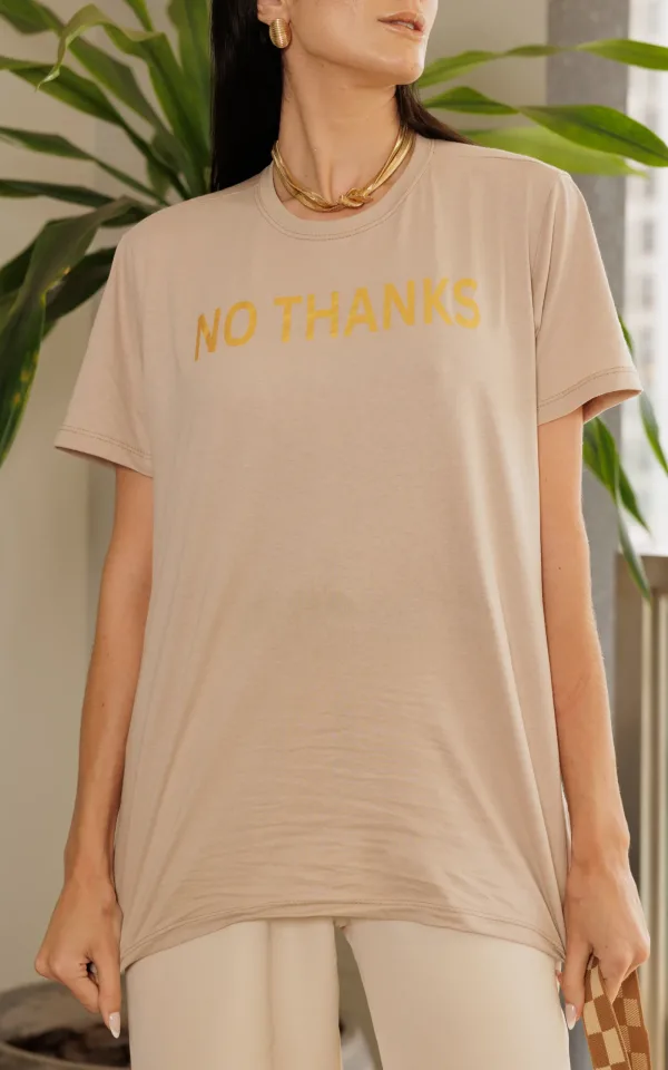 T-shirt feminina 100% Algodão No Thanks, estampa metalizada dourada em todas as variações de cores de peças, é a peça perfeita para usar com jeans, alfaiataria, saias e composições tendências.
