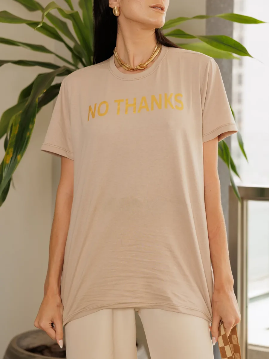 T-shirt feminina 100% Algodão No Thanks, estampa metalizada dourada em todas as variações de cores de peças, é a peça perfeita para usar com jeans, alfaiataria, saias e composições tendências.
