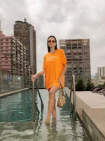 T-shirt feminina 100% Algodão Peach, estampa branca nas variações: vermelho, esmeralda, cinza, laranja, rosa e preto, estampa preta nas demais cores como: branco e areia. É a peça perfeita para usar com jeans, alfaiataria, saias e composições de tendência