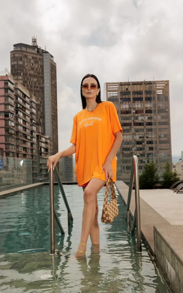 T-shirt feminina 100% Algodão Peach, estampa branca nas variações: vermelho, esmeralda, cinza, laranja, rosa e preto, estampa preta nas demais cores como: branco e areia. É a peça perfeita para usar com jeans, alfaiataria, saias e composições de tendência