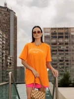 T-shirt feminina 100% Algodão Peach, estampa branca nas variações: vermelho, esmeralda, cinza, laranja, rosa e preto, estampa preta nas demais cores como: branco e areia. É a peça perfeita para usar com jeans, alfaiataria, saias e composições de tendência