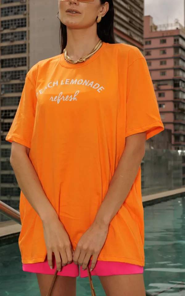 T-shirt feminina 100% Algodão Peach, estampa branca nas variações: vermelho, esmeralda, cinza, laranja, rosa e preto, estampa preta nas demais cores como: branco e areia. É a peça perfeita para usar com jeans, alfaiataria, saias e composições de tendência