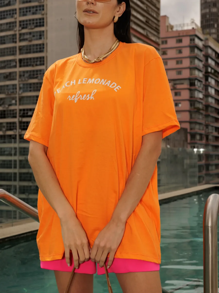T-shirt feminina 100% Algodão Peach, estampa branca nas variações: vermelho, esmeralda, cinza, laranja, rosa e preto, estampa preta nas demais cores como: branco e areia. É a peça perfeita para usar com jeans, alfaiataria, saias e composições de tendência