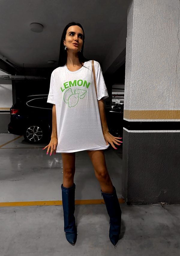 T-Shirt Feminina 100% Algodão Estampa Lemon Verde seguindo em todas as variações de peças, é a peça perfeita para um look estiloso, combina com jeans, alfaiataria, perfeito para o dia a dia. Monte Looks despojados e super confortáveis